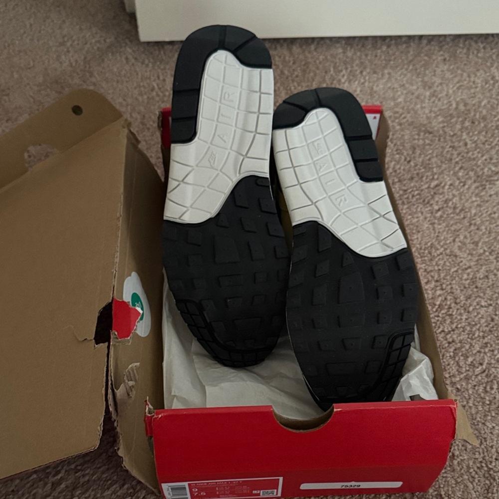 Nike Low-Top Sneakers in White, Yellow & Black NWT - Picture 5 of 6